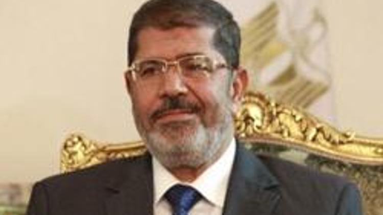 Mısır lideri Mursi iktidarını pekiştiriyor
