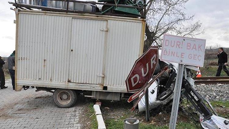 Bu sefer tersi oldu, kamyon trene çarptı: 1 ölü