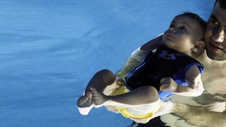 Bebekler İzmirde yürümeden yüzmeyio öğreniyor