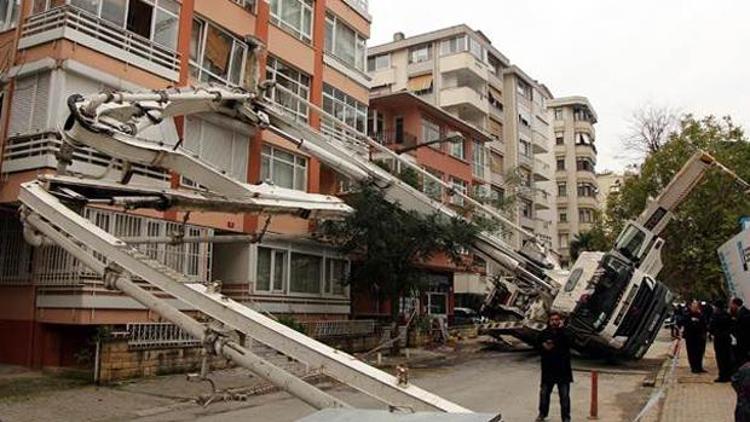 İstanbulda bir binanın üzerine vinç devrildi