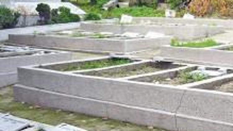Balıklı Rum Mezarlığı tahrip edildi