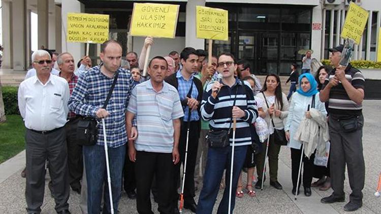 Görme engelli vatandaşlardan metro tepkisi