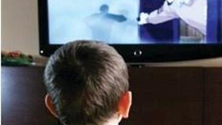 Yalnız kalan çocuk televizyona sarılıyor