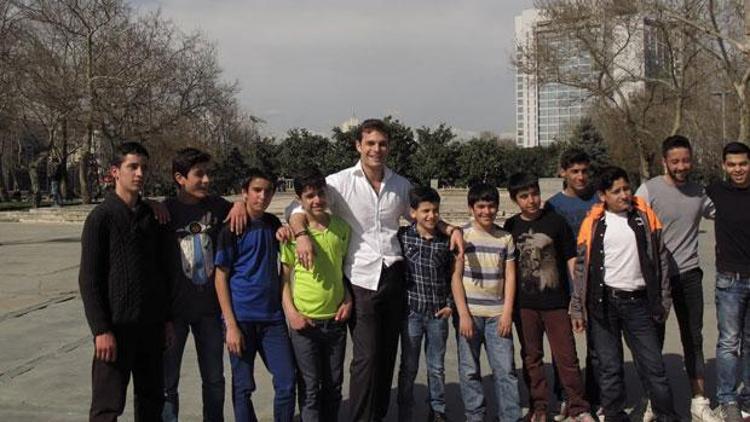 Mehmet Aslan çocuklarla futbol oynadı