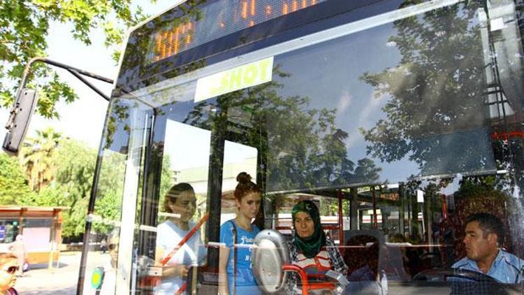 İzmir’de kağıt bilet uygulaması uzun kuyruklara sebep oldu
