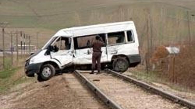 Tren minibüse çarptı: 9 yaralı