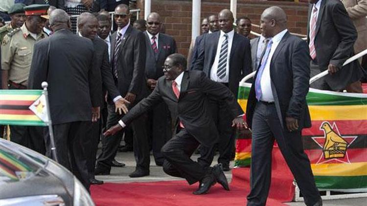 Zimbabwe Cumhurbaşkanı Mugabe korkuttu