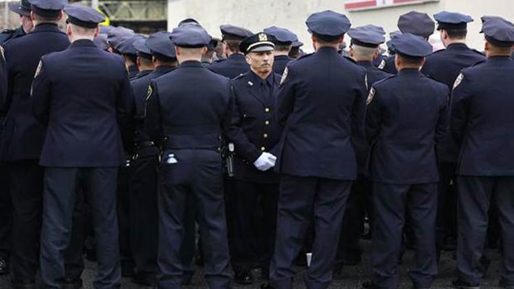 New York Belediye Başkanına polis cenazesinde polislerden protesto