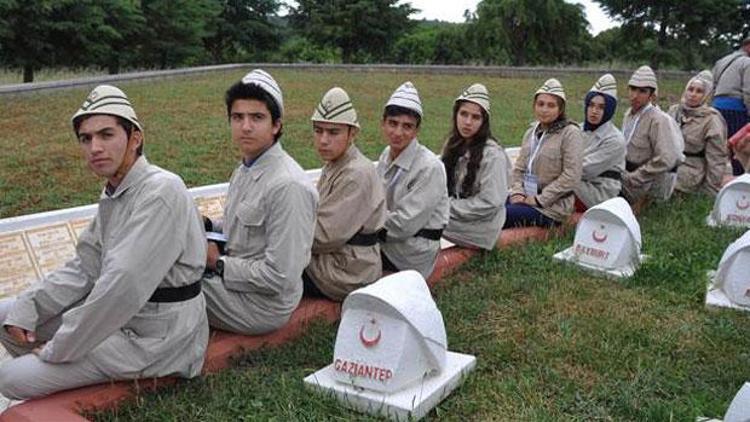 Şahinbeyli öğrenciler, kına yakarak Çanakkaleye gitti