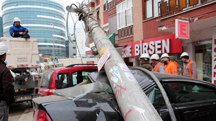 İşçi direk ile birlikte otomobilin üzerine düştü