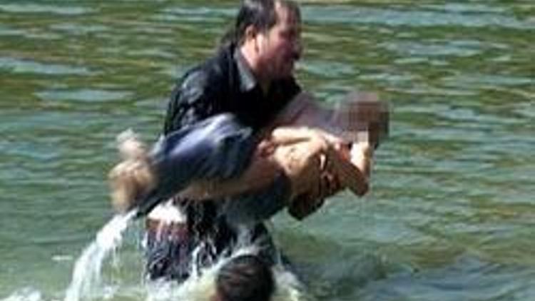 Dalgıçların bulduğu oğlunun cesedini göletten kendi çıkarttı