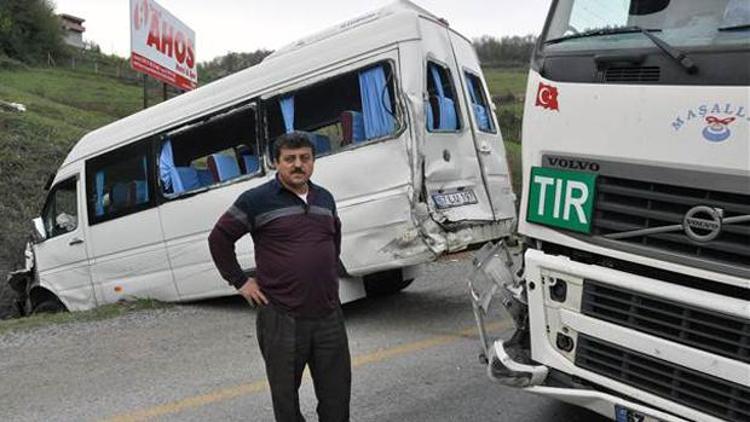 İşçi servisi iki TIRın arasında kaldı: 12 yaralı