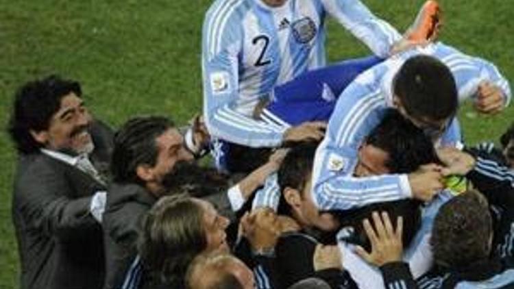 Santos üzgün...Maradona sevinçli