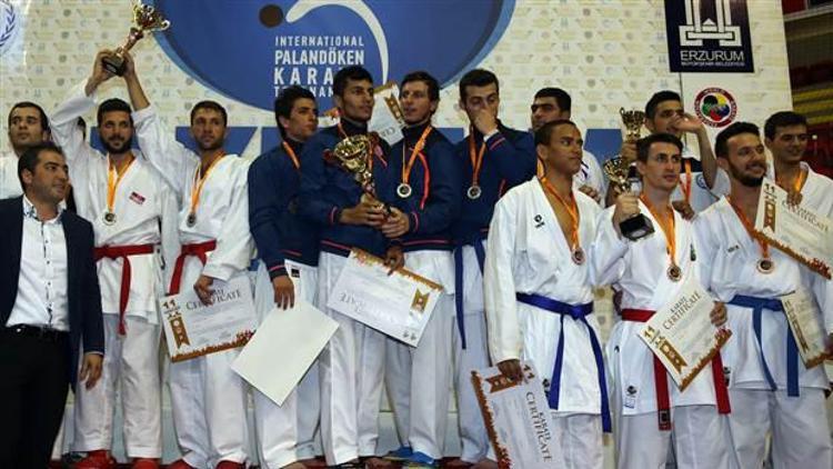 Karate turnuvasında lider Türkiye