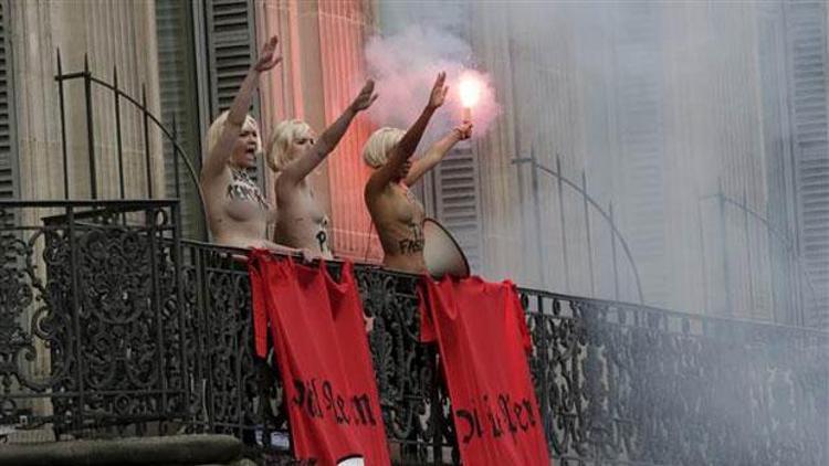 FEMEN üyeleri, Ulusal Cephe lideri Le Peni protesto etti