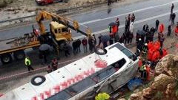 Yolcu otobüsü devrildi: 4 ölü, 38 yaralı