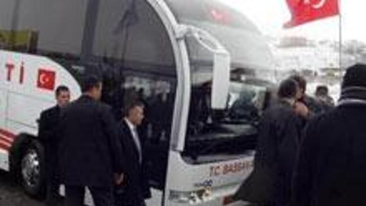 Başbakan Erdoğanın otobüsü asfalta oturdu