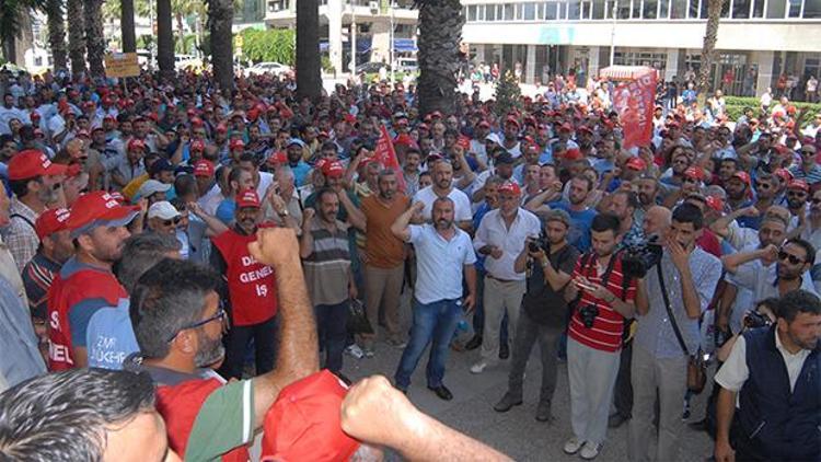 İşçiler belediye kapısında oturdu