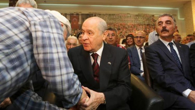 Bahçeli, elini öpmek isteyen partiliyi zor ikna etti