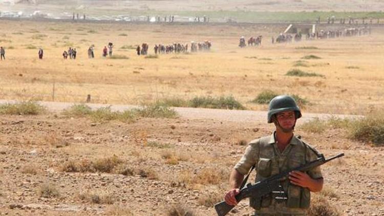 IŞİD saldırısından kaçan Suriyeli grup Türkiye sınırında toplandı