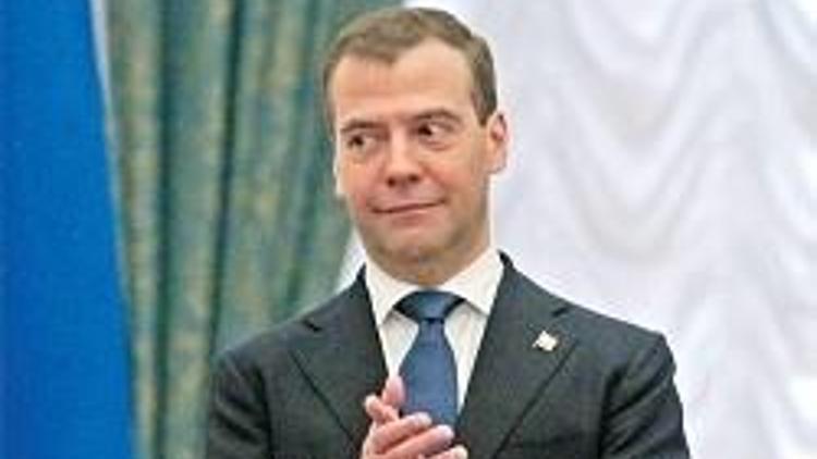Acemi Medvedev kalabalığı ezecekti
