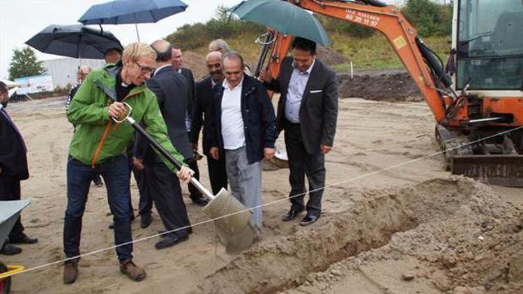 Caminin temel atma törenine papaz da katıldı