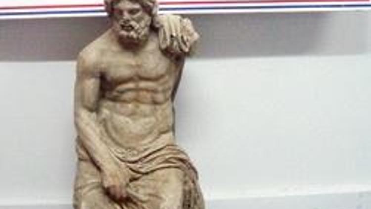 Kümeste ‘Zeus’ heykeli ele geçti