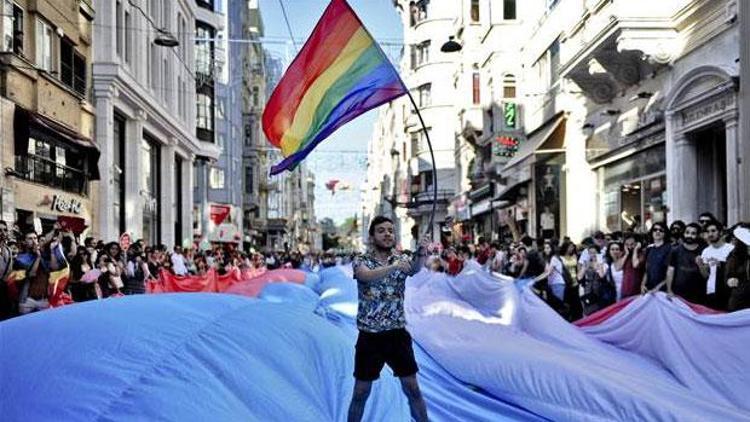 İstiklal Caddesinde 6. Trans onur yürüyüşü