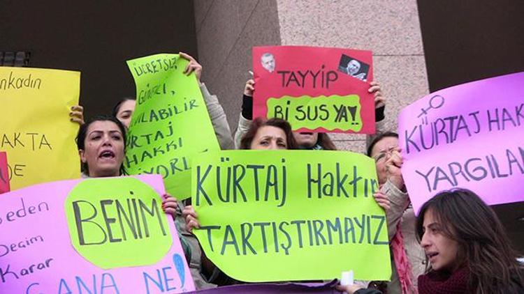 İzmir Adliyesi önünde kadın eylemi
