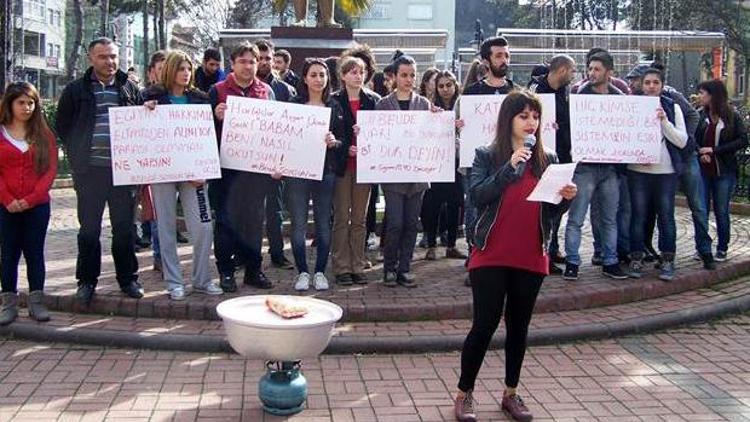 Üniversitelilerden makarnalı protesto