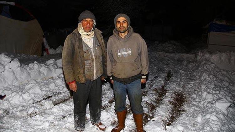 Karda mahsur kalan çobanları belediye ekipleri kurtardı