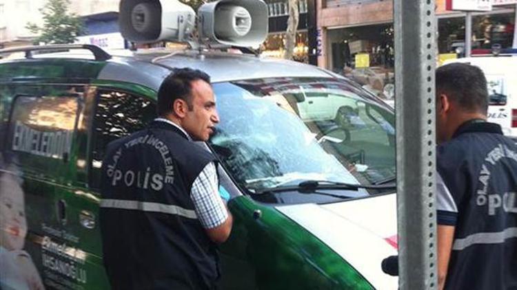 Ekmeleddin İhsanoğlunun seçim minibüsüne saldırı