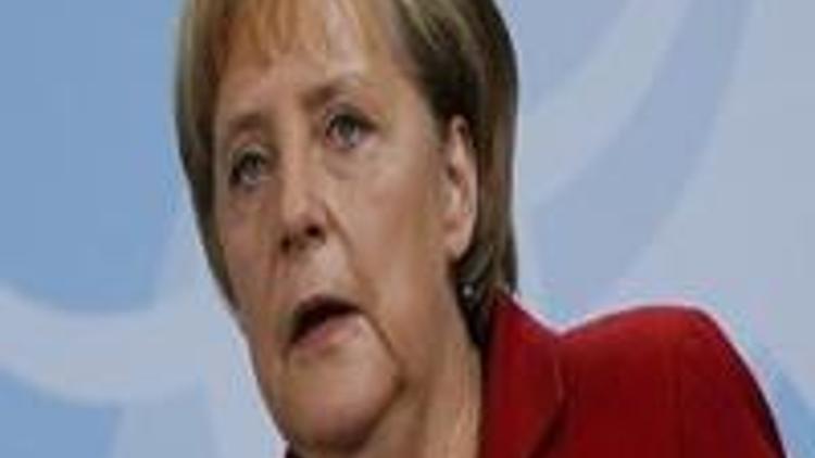Merkel Müslüman göçmenler tartışmasına hızlı girdi