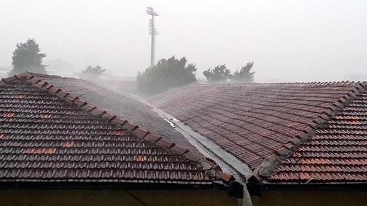 İzmir yağmurla uyandı
