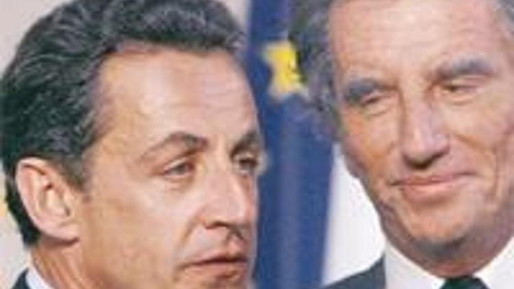 Sarkozy, Sosyalist Parti’yi dinamitliyor