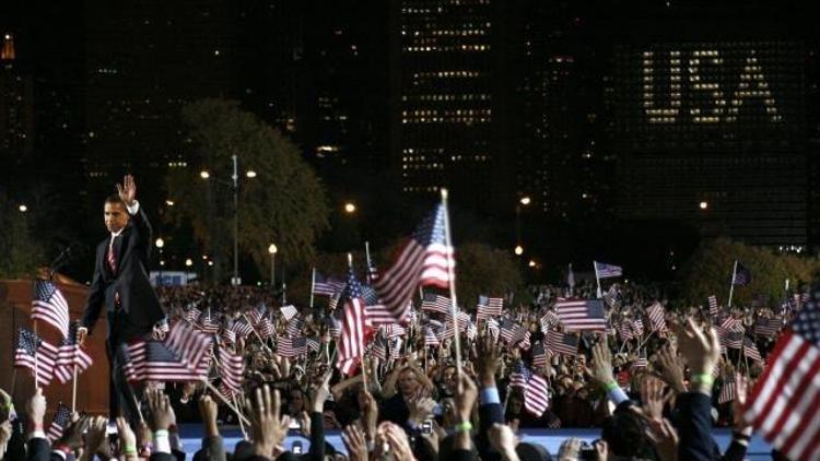 Photo Ed: Obama thanks thousands for his U.S. election win