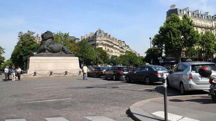 Fransada taksiciler trafiği felç etti