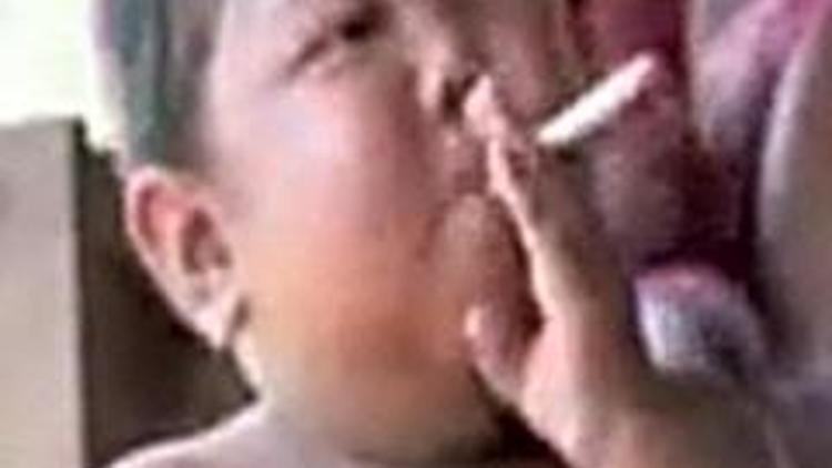 İki yaşında günde iki paket sigara içiyor
