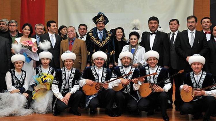 Kazak sanatçıların Türkçe şarkı jesti