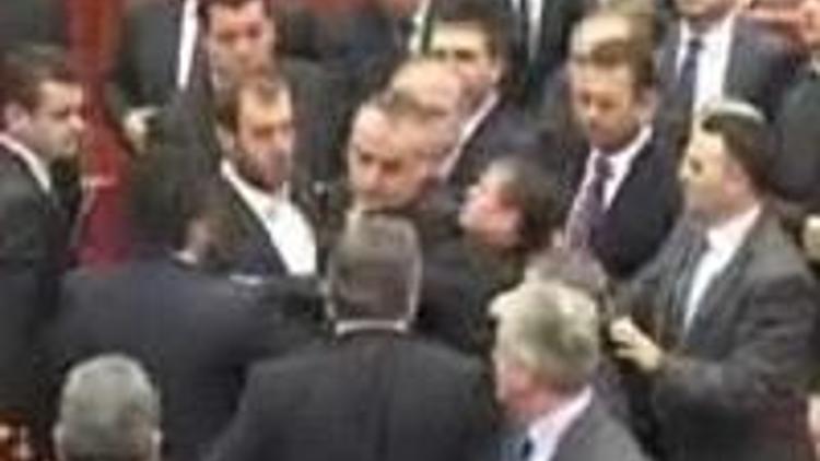 Arnavutluk parlamentosunda yumruklar konuştu