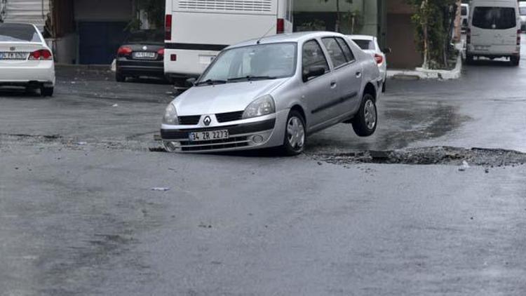 İstanbulda yağmur... Yol çöktü
