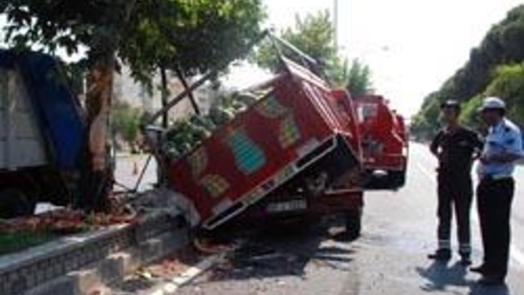 Kamyonun lastiği patladı karpuzlar yola saçıldı