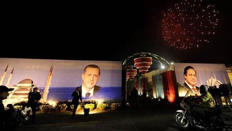 Başbakan Erdoğan Pakistanda havai fişeklerle karşılandı