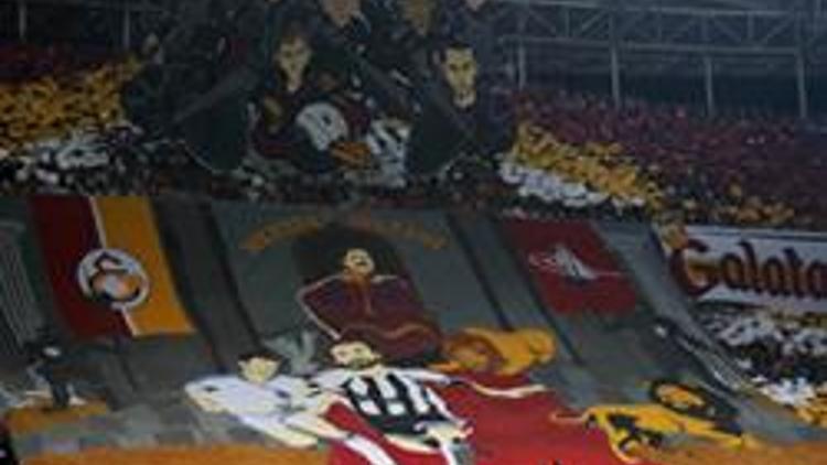 Galatasaray taraftarlarından krallık koreografisi