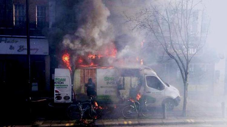 Türk marketi önünde patlama