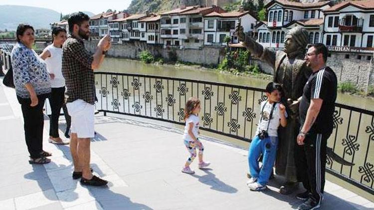 Amasyadaki selfie çeken şehzade heykeli MOBESE kameralarıyla 24 saat izleniyor