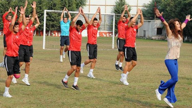 Manisaspor Futbol Takımı antrenmanda zumba dansı yaptı