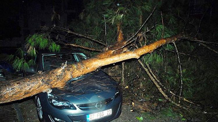 Antalya’da fırtına ve yağmur yaşamı felç etti, okullar tatil edildi