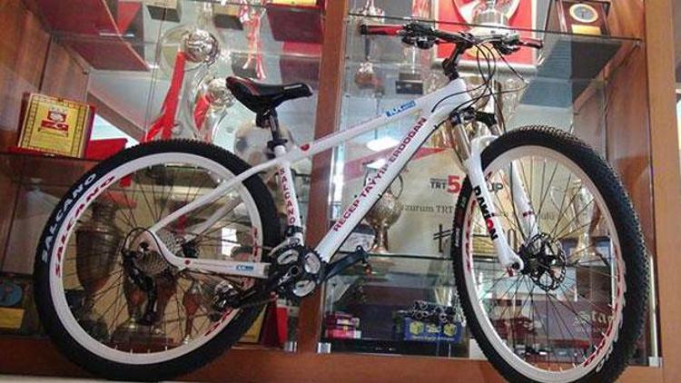 Cumhurbaşkanı Erdoğan bisikletini Çaykur Rizespora hediye etti