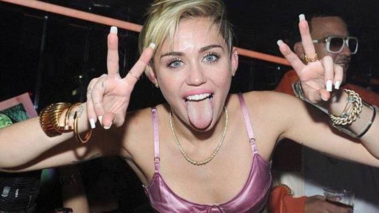 Miley Cyrusı bu kez de anne ve babalardan tepki